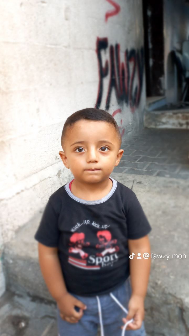 Loss of a 4 -year -old child, wearing a red blouse, and a Blue Kabwi Capital, Muhammad Essam Muhamma