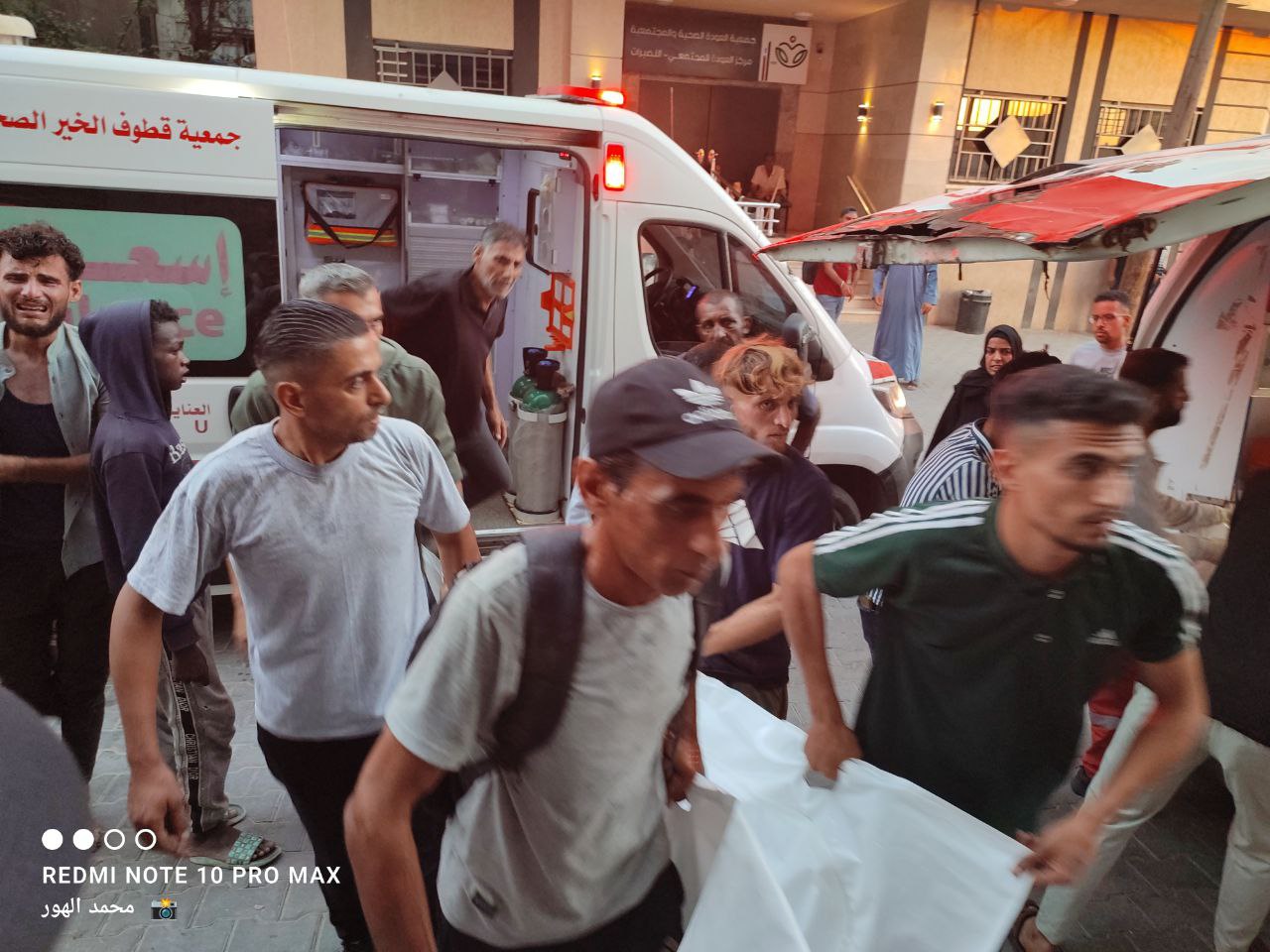 The arrival of 4 martyrs to Al -Awda Hospital in Al -Nasayrat from the entrance to Al -Bureij