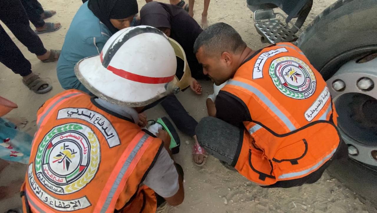 🚨 Sour (south of the Strip): Civil defense crews transport a number of injured, most of them childre