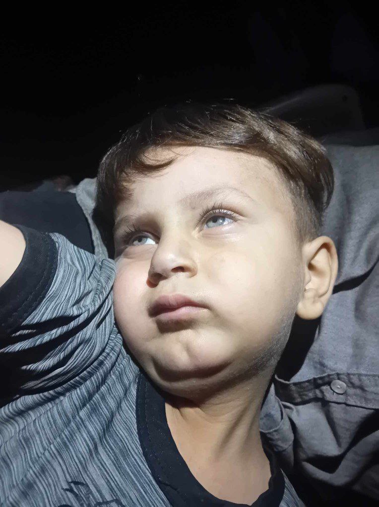 📍📍 As he arrived .. - finding this child on Al -Nasr Street, west of Gaza City .. - Please those who