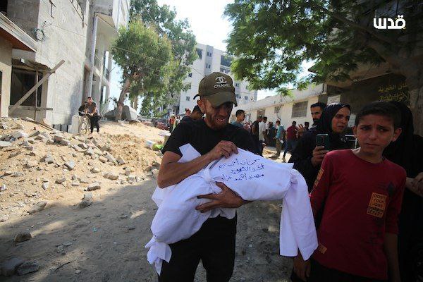 ** Palestinians spread the bodies of a number of martyrs, including children at Al -Shifa Medical Ho