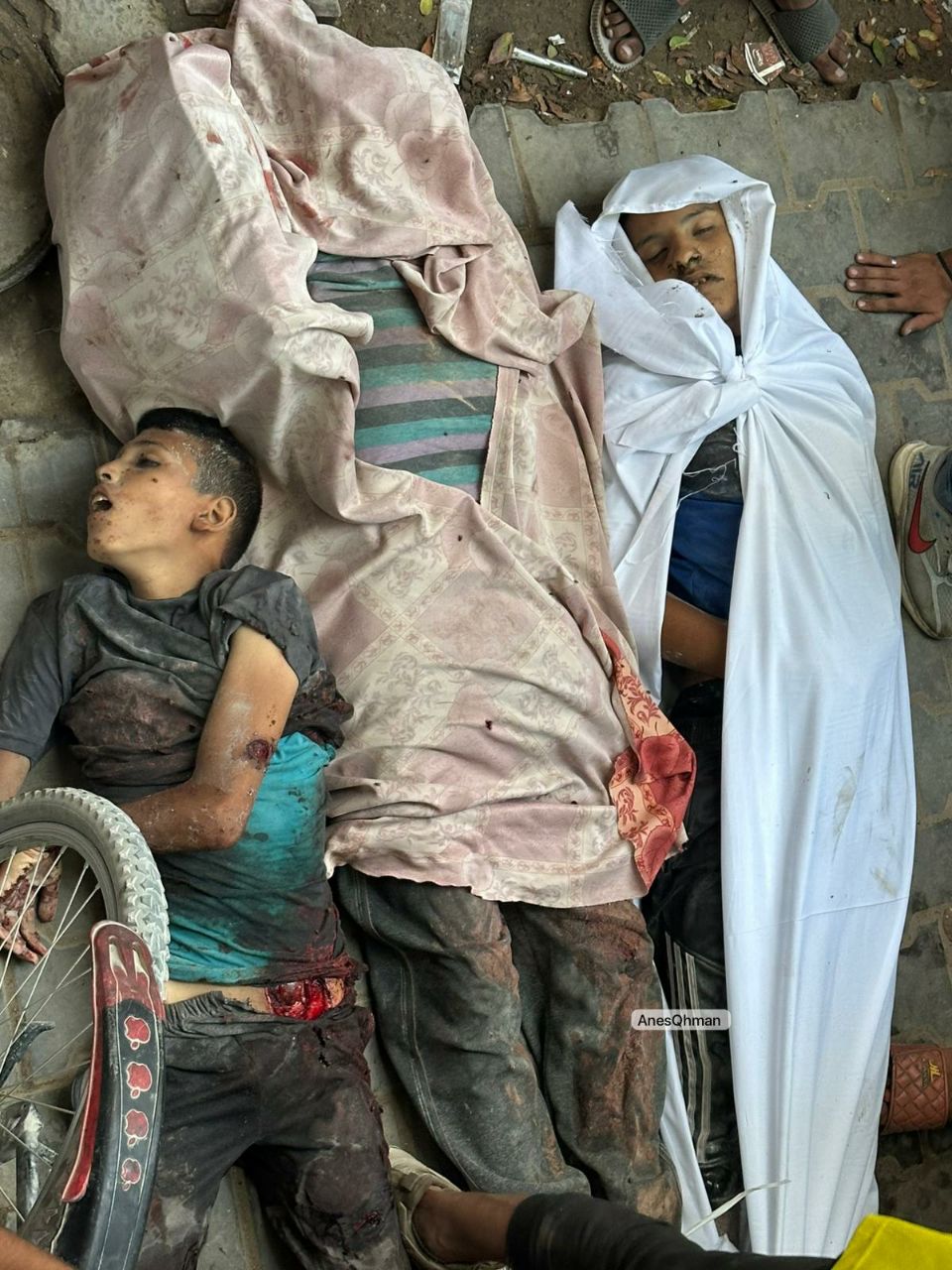The arrival of the Al -Shifa Medical Complex is a number of martyrs missing identity from the Zakim
