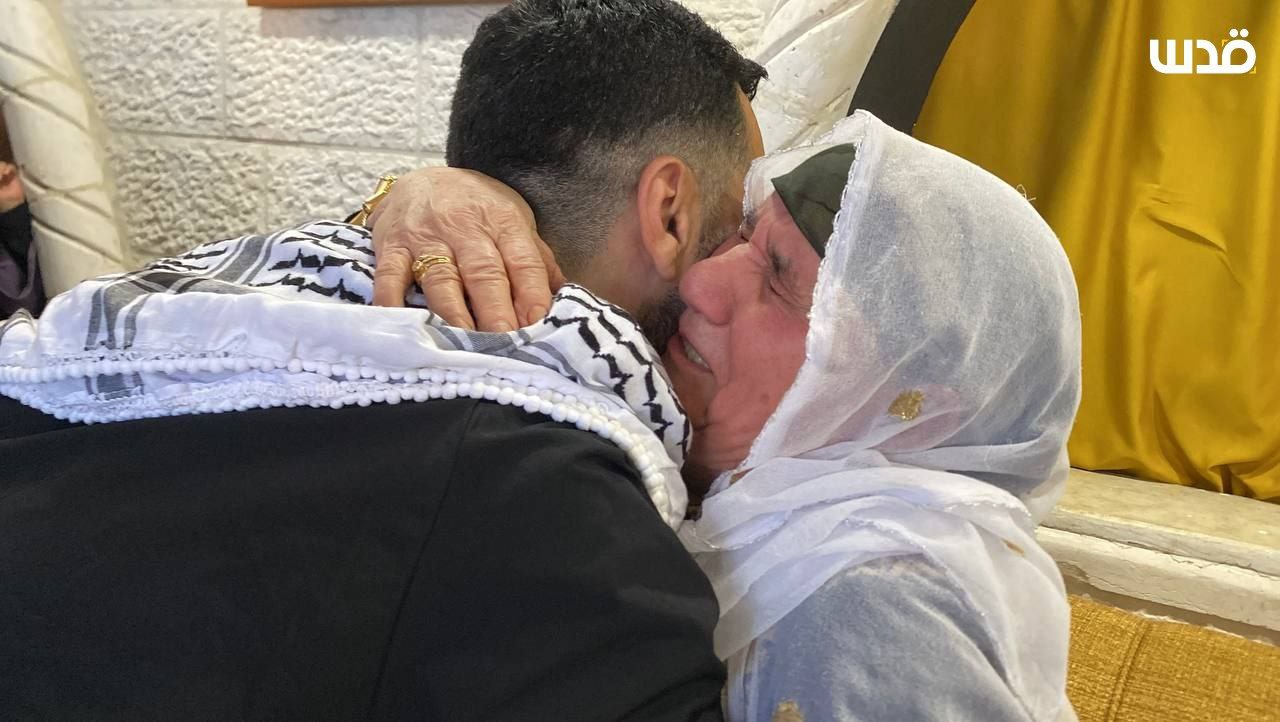 The meeting of the prisoner Mazen Jaradat with his mother and the mother of the prisoner martyr Araf