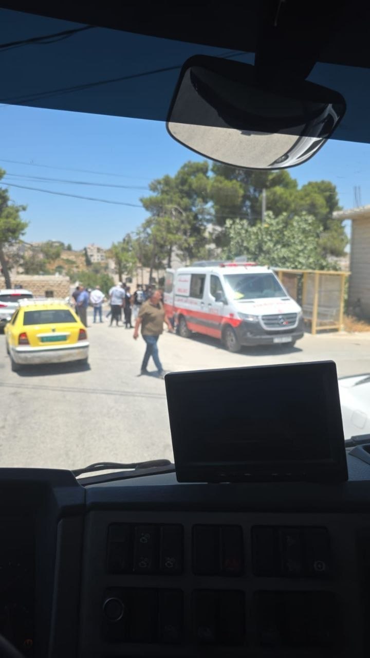 A child was injured after being run over by a settler in the city of Dura, south of Hebron.